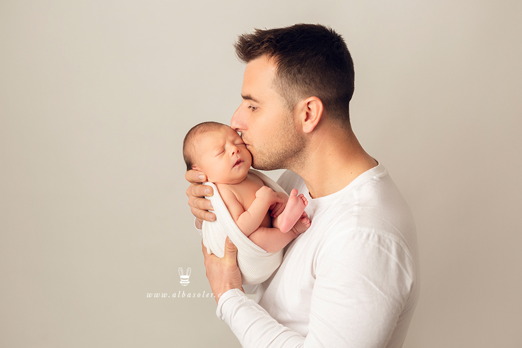 Sesión de fotos de recién de newborn con su papá