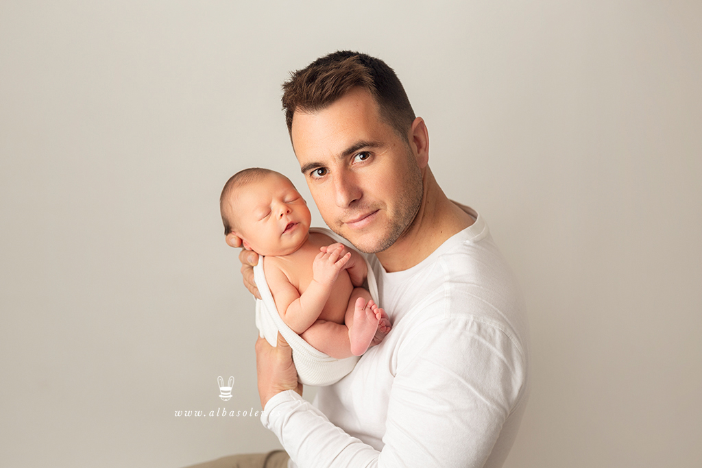 Sesión de fotos de recién nacido con su papá