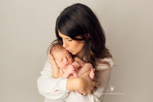 Sesión de fotos de recién nacido con padres