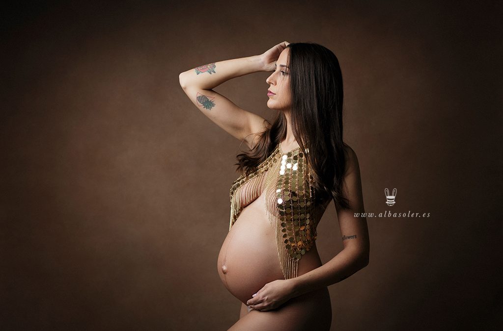 Fotos de embarazo artísticas en estudio | Xàtiva, Valencia