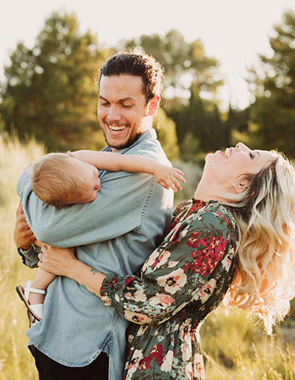 Fotografía de familia en exterior en Xàtiva, Valencia